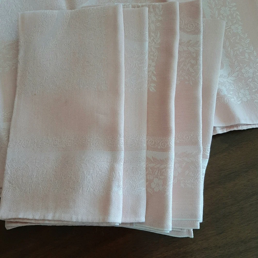 Vtg Damask Pastel Pink Tablecloth and 6 Piece Napkin Set.